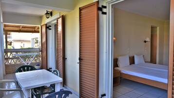 Standard Apartment, 2 Bedrooms, Garden View | Terrace/patio