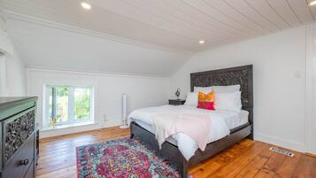 6 bedrooms, iron/ironing board, WiFi, bed sheets