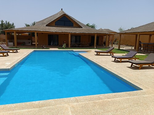 Villa avec piscine et pool housse privatif