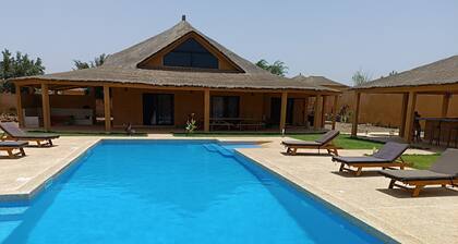 Villa avec piscine et pool housse privatif