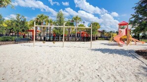 Un parque infantil con columpios, tobogán y estructuras para trepar.