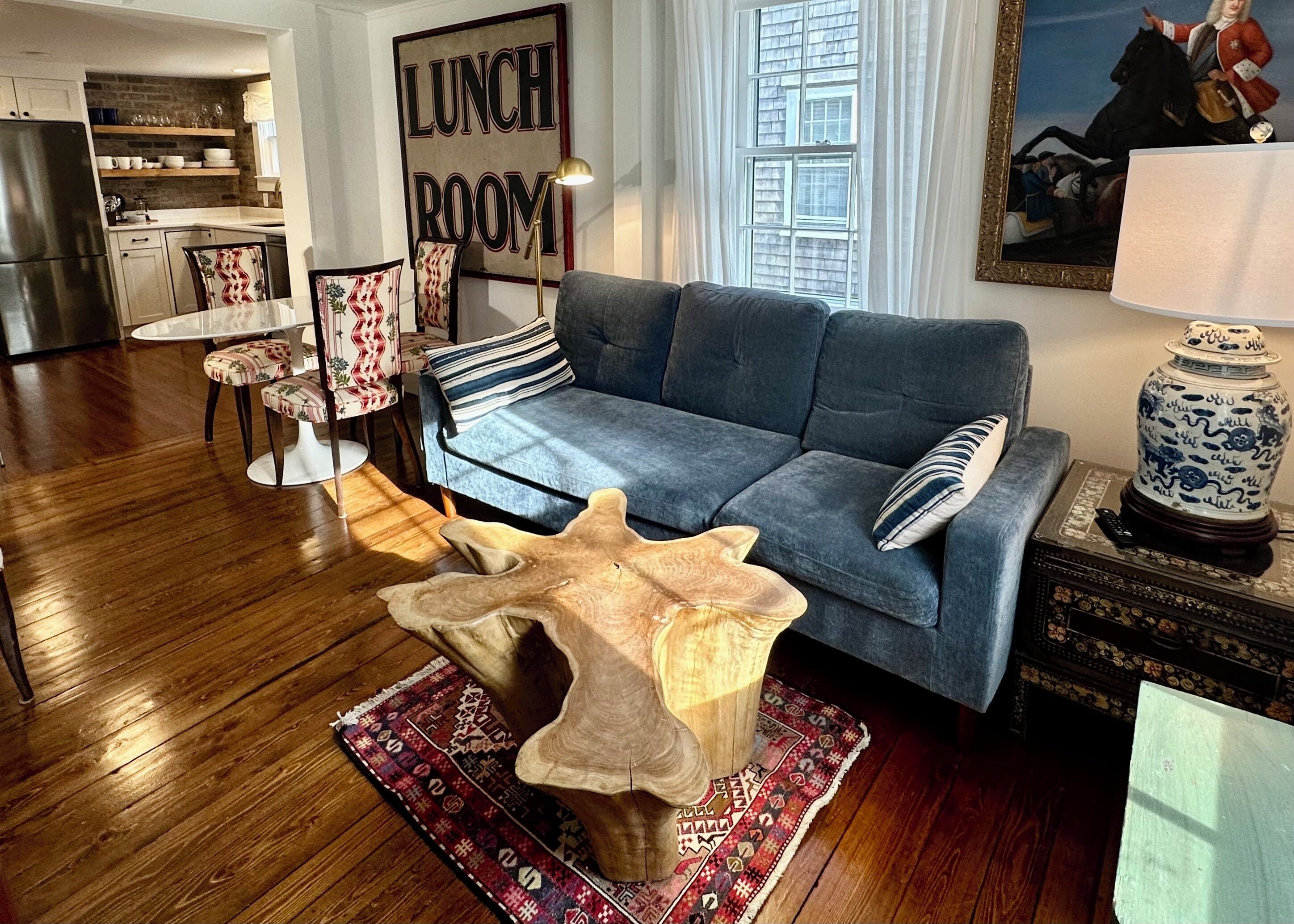 TV connectée, cheminée, livres