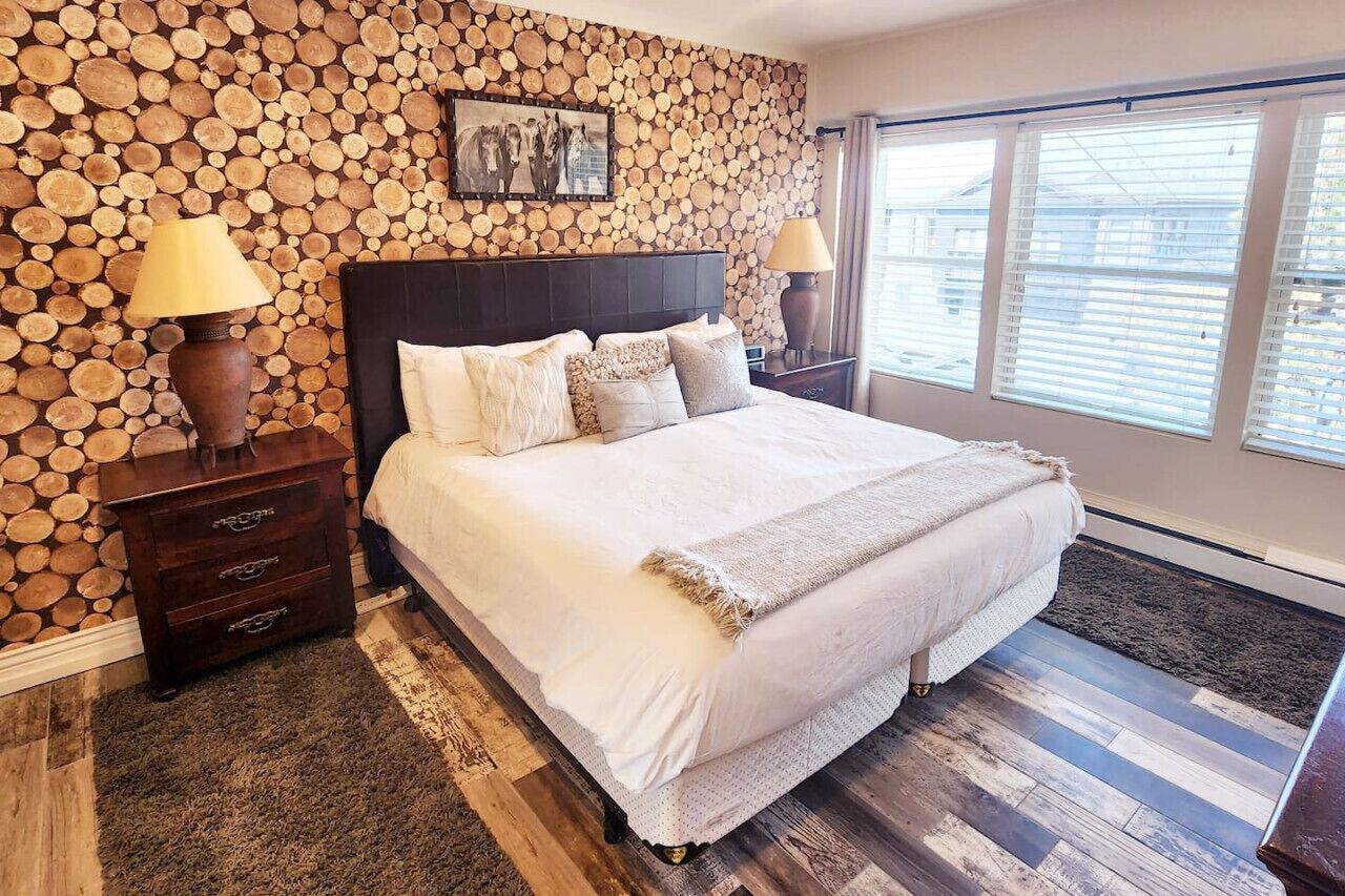 2 bedrooms, iron/ironing board, travel crib, free WiFi