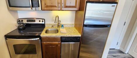 雪櫃、微波爐、焗爐、爐具