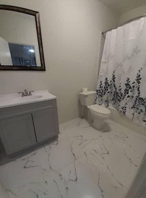 Haartrockner, Handtücher, Seife, Shampoo