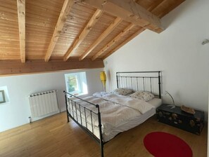 5 bedrooms, desk, travel cot, bed sheets