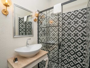 Quarto econômico (Basement) | Banheiro | Chuveiro, produtos de toalete grátis, secador de cabelo, chinelos