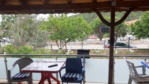 Family Quadruple Room | Hypo-allergenic bedding, desk, laptop workspace, soundproofing - ERAY PANSİYON (Gökçeada)