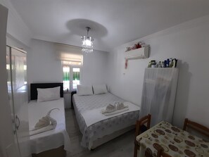 Quarto triplo conforto | Roupas de cama antialérgicas, escrivaninha
