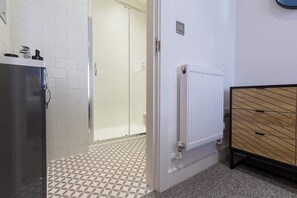 Douche, sèche-cheveux