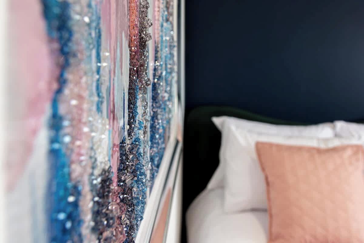 Primer plano de una pared con texturas variadas y una mezcla de colores y materiales.