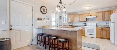 ثلاجة، ميكروويف، فرن، موقد طهي مسطح