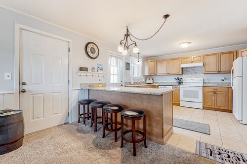 Downtown condo close to Saco River with streaming, AC, washer/dryer, kitchen