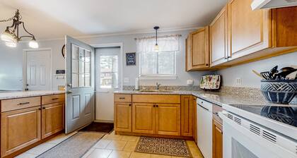 Downtown condo close to Saco River with streaming, AC, washer/dryer, kitchen