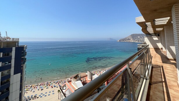 Ein Balkon mit Blick auf Strand und Meer.