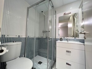 Baignoire, sèche-cheveux, serviettes fournies