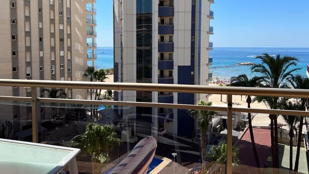 A high-rise hotel with balconies overlooking a beach. - Alq 128 Bahia del Sol (Calpe / Calp)