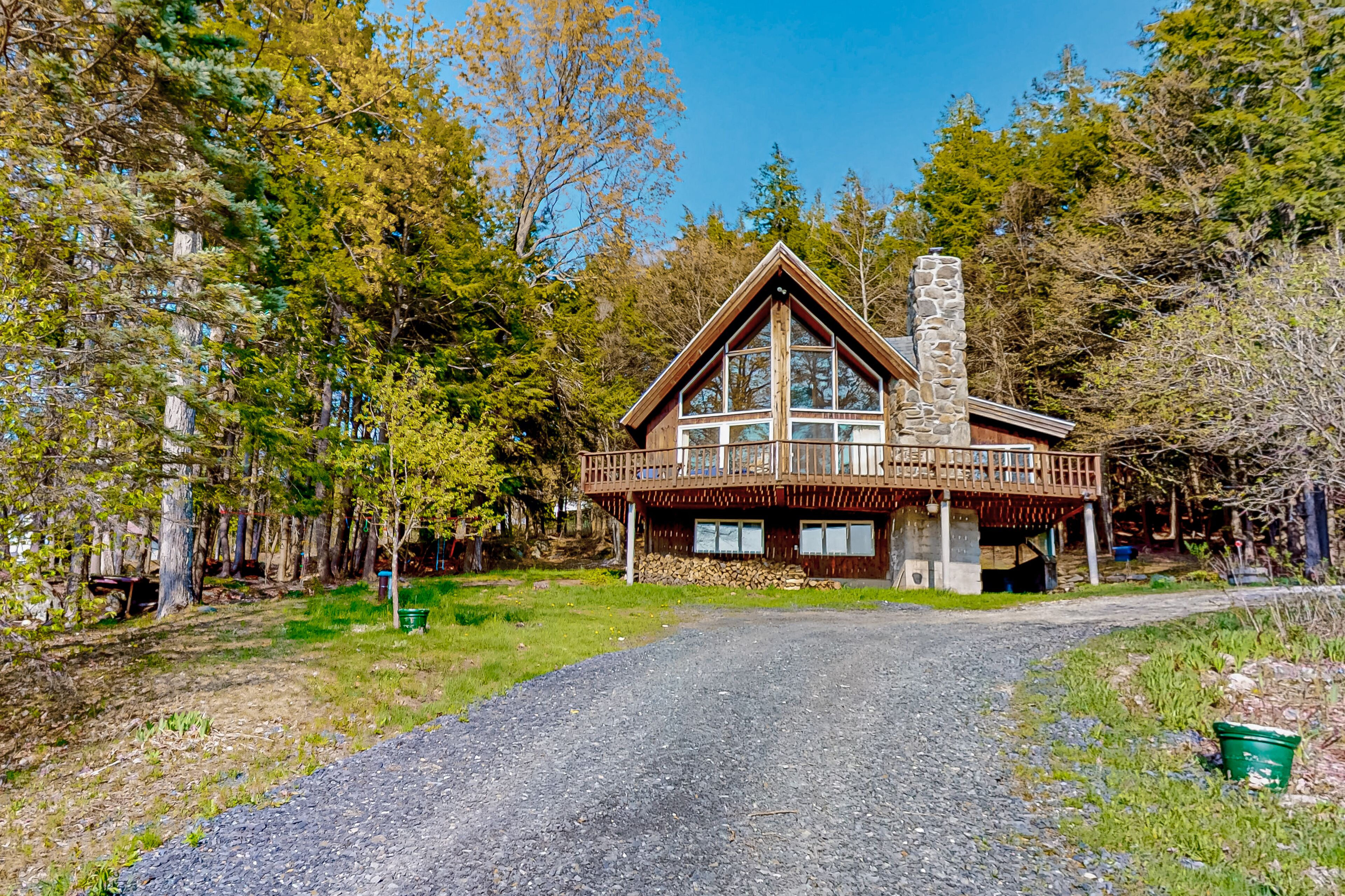 Inviting home with hot tub, mountain view, skiing & firepit