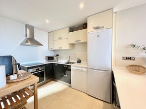 Kjøleskap, mikrobølgeovn, ovn og oppvaskmaskin