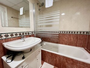 Badewanne, Haartrockner, Handtücher