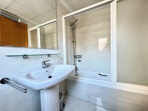 أحواض استحمام، مجففات شعر، مناشف