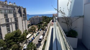 Un immeuble de grande hauteur offrant une vue sur la mer et sur d’autres bâtiments.