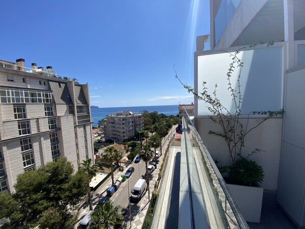 Ein Hochhaus mit Blick auf das Meer und andere Gebäude.
