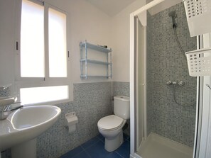 Douche, séchoir à cheveux, serviettes fournies