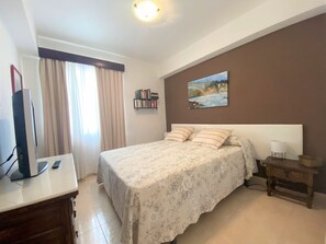 3 bedrooms, iron/ironing board, free WiFi, bed sheets