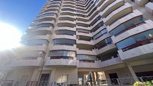 A high-rise building with multiple balconies and a clear sky. - Alq 178 Amatista Apartment (Calpe / Calp)
