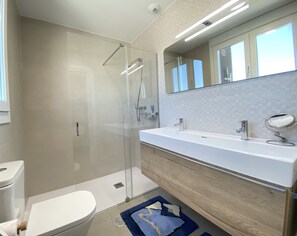 Douche, serviettes fournies
