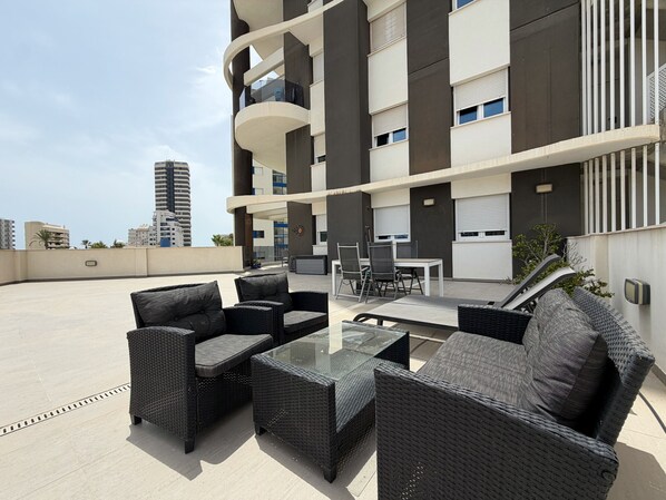 A rooftop terrace with outdoor furniture, a dining table, and a view of the cityscape. - Alq 200 Infinium II 1 (Calpe)