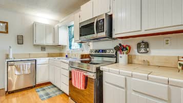Fridge, microwave, stovetop, dishwasher
