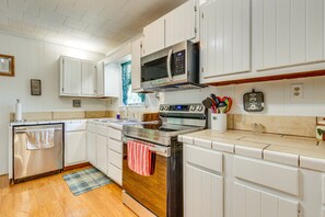 Fridge, microwave, stovetop, dishwasher - Peaceful Alabama Vacation Rental w/ Large Deck (Jackson)