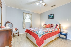 3 bedrooms, iron/ironing board, internet, bed sheets - Peaceful Alabama Vacation Rental w/ Large Deck (Jackson)