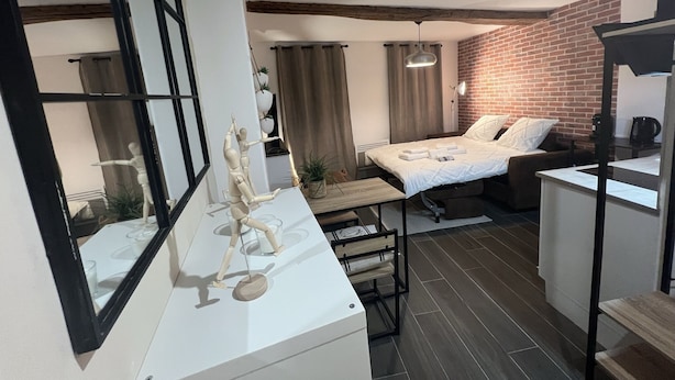 Ein modernes Schlafzimmer mit einem Bett, einem Nachttisch und einer Holzpuppe.