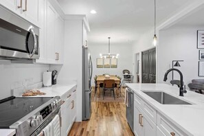 Kühlschrank, Wasserkocher mit Kaffee-/Teezubehör