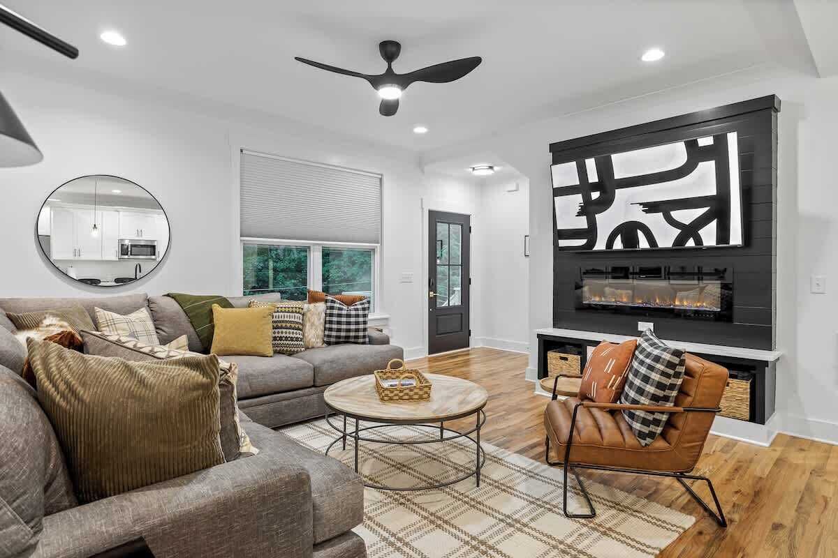 تلفزيون ذكي، مدفأة، مكتب