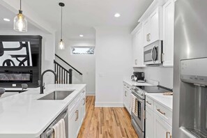 Refrigerador, cafetera y tetera y utensilios de cocina 