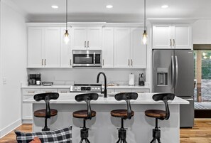 Jääkaappi, kahvin-/teenkeitin, keittoastiat/astiat/ruokailuvälineet