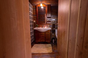 Kostenlose Toilettenartikel, Haartrockner, Hausschuhe