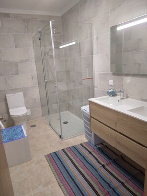 Dusche, Haartrockner, Handtücher, Toilettenpapier