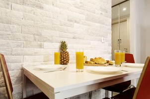 Design Μεζονέτα, 1 Υπνοδωμάτιο | Περιοχή καθιστικού | Τηλεόραση με επίπεδη οθόνη 32 ιντσών με ψηφιακά κανάλια, τηλεοράσεις