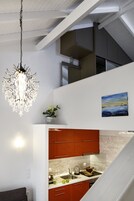 Dúplex de diseño, 1 habitación | Zona de estar | Televisión de pantalla plana de 32 pulgadas con canales digitales