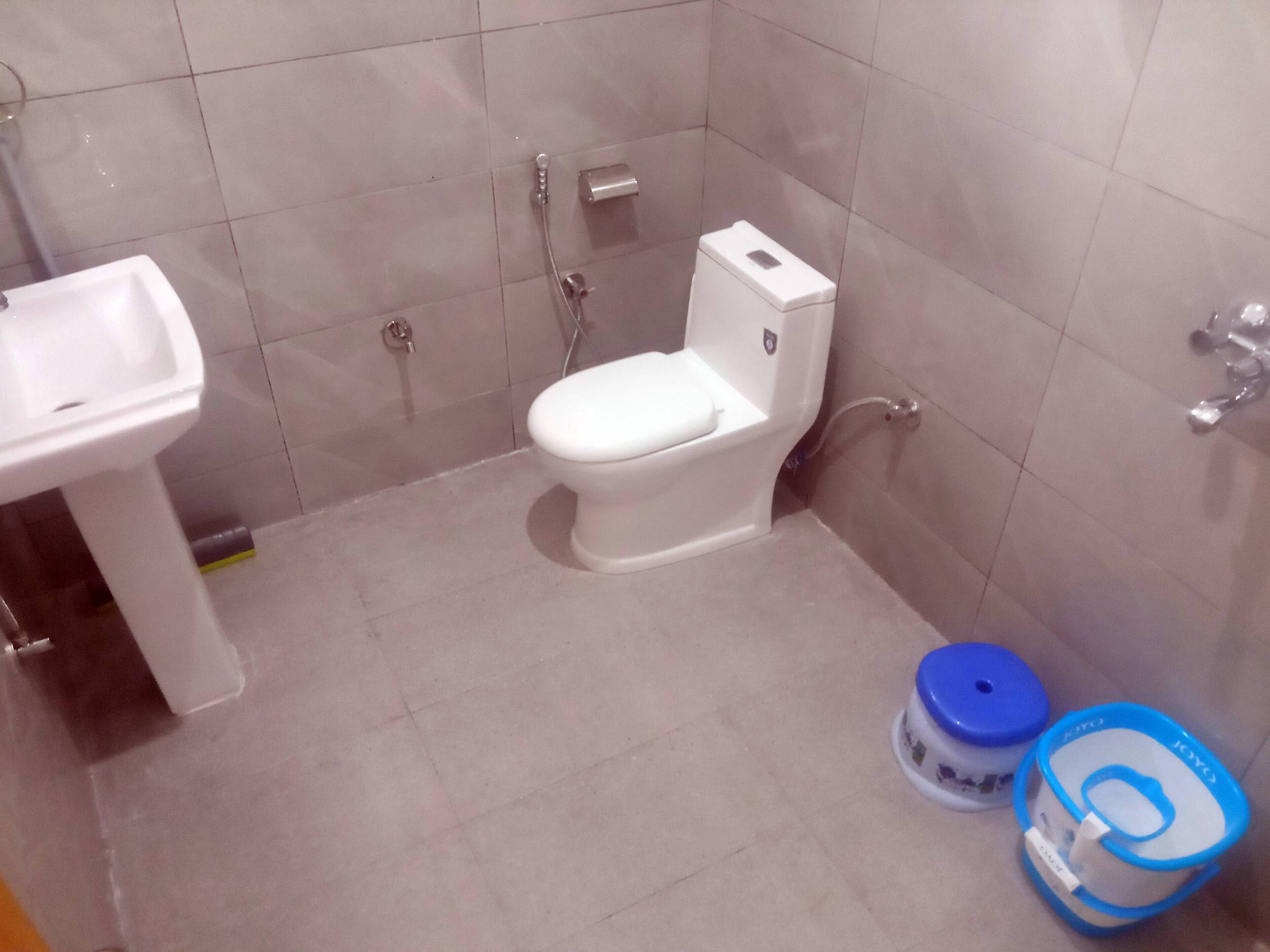 Douche, bidet, serviettes fournies, savon
