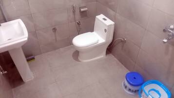 Douche, bidet, serviettes fournies, savon