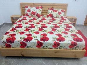 3 slaapkamers, een strijkplank/strijkijzer, wifi, beddengoed