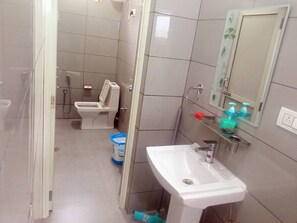 Shower, bidet, towels, soap - Couple Friendly Family Friendly Homestay (Bir)