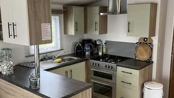 Een koelkast, een magnetron, een oven, een koffiezetapparaat/waterkoker