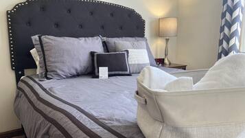 2 dormitorios, escritorio, tabla de planchar con plancha y cuna de viaje